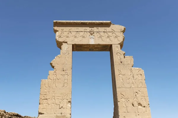 Ruiny chrámu Denderah v Qeně, Egypt — Stock fotografie