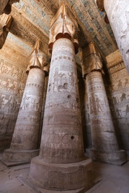 Denderah Tapınağı'ndaki sütunlar, Qena, Mısır