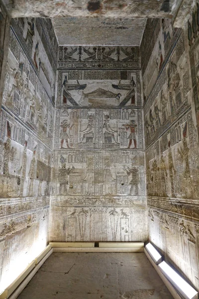 Escena en el templo de Denderah, Qena, Egipto — Foto de Stock