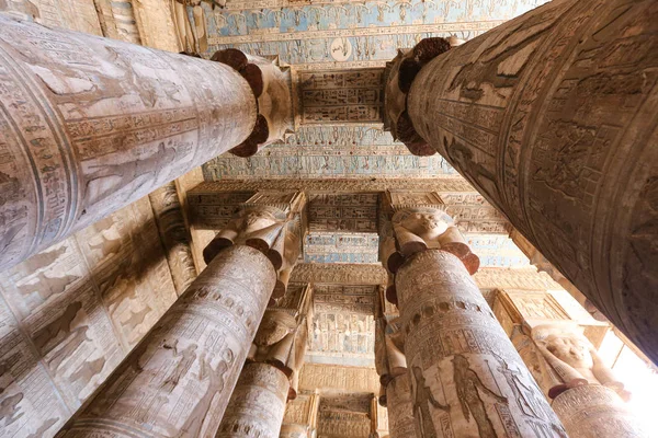Kolommen in Denderah Temple, Qena, Egypte — Stockfoto