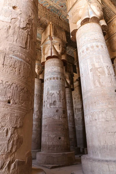 Säulen im Denderah-Tempel, Qena, Ägypten — Stockfoto