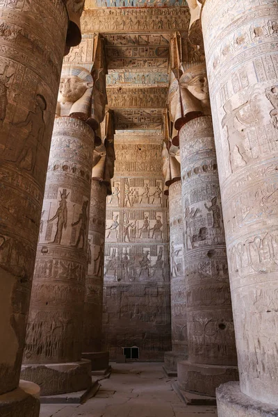 Säulen im Denderah-Tempel, Qena, Ägypten — Stockfoto