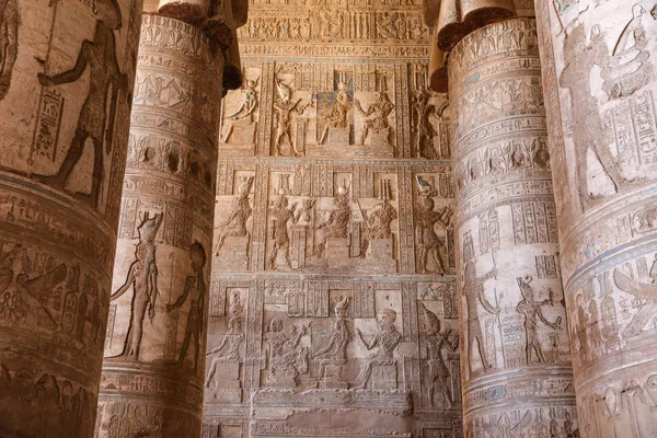 Scena nel tempio di Denderah, Qena, Egitto — Foto Stock