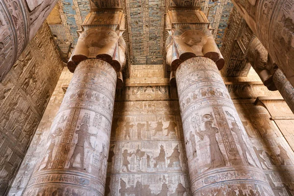 Kolonner i Denderah Temple, Qena, Egypten — Stockfoto