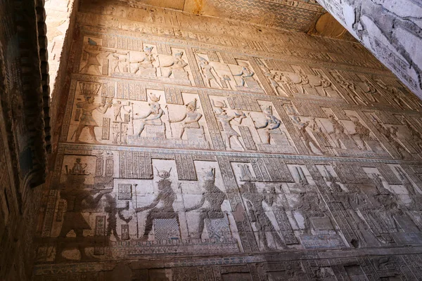 Escena en el templo de Denderah, Qena, Egipto —  Fotos de Stock