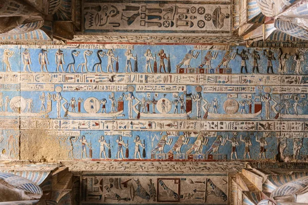 Scena w świątyni Denderah, Qena, Egipt — Zdjęcie stockowe