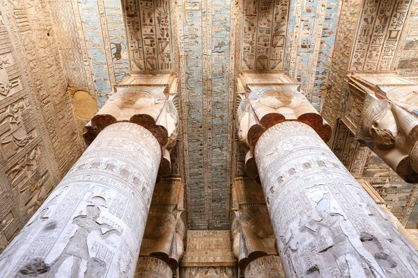 Kolonner i Denderah Temple, Qena, Egypten — Stockfoto