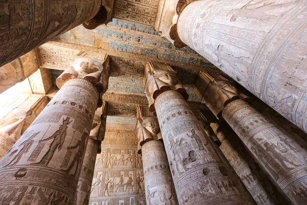 Säulen im Denderah-Tempel, Qena, Ägypten — Stockfoto