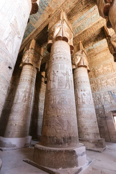 Kolonner i Denderah Temple, Qena, Egypten — Stockfoto