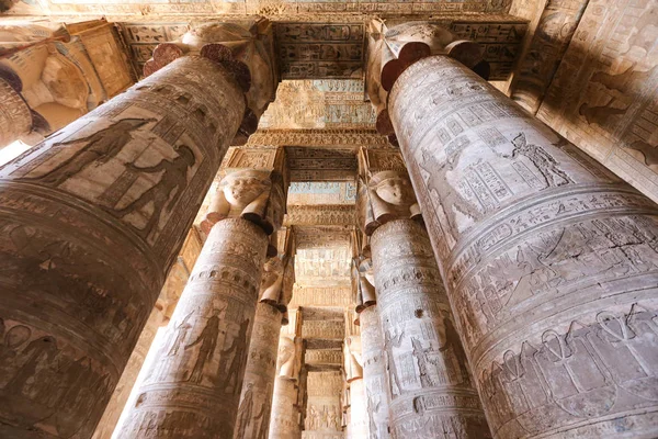 Denderah Tapınağı'ndaki sütunlar, Qena, Mısır — Stok fotoğraf