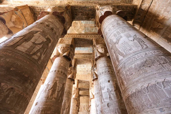 Säulen im Denderah-Tempel, Qena, Ägypten — Stockfoto