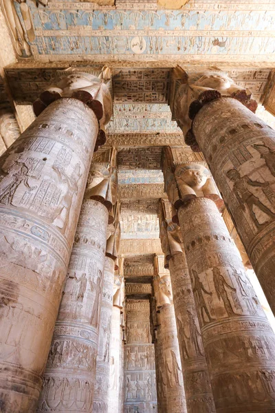 Colunas em Templo de Denderah, Qena, Egito — Fotografia de Stock