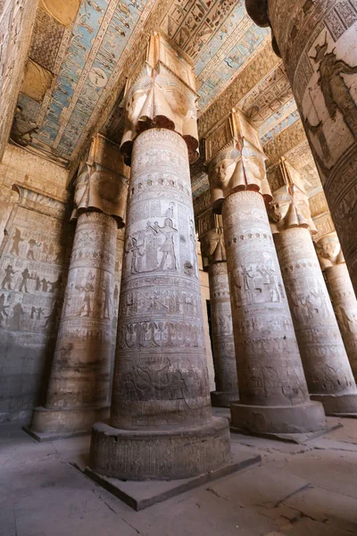 Kolumny w świątyni Denderah, Qena, Egipt — Zdjęcie stockowe