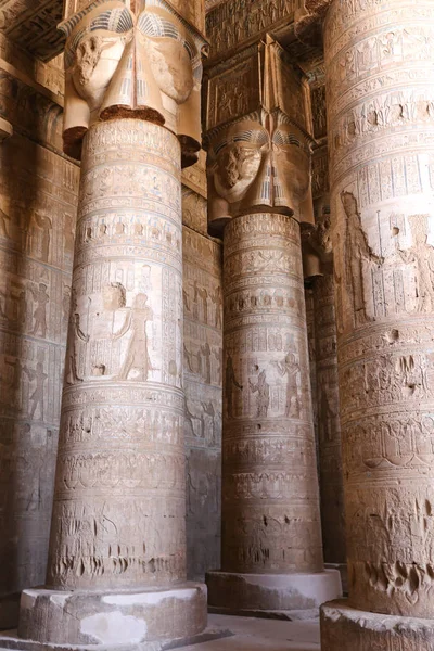 Kolommen in Denderah Temple, Qena, Egypte — Stockfoto