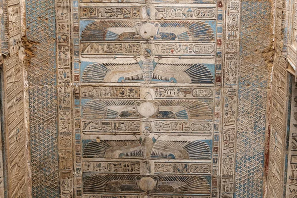 Escena en el templo de Denderah, Qena, Egipto —  Fotos de Stock