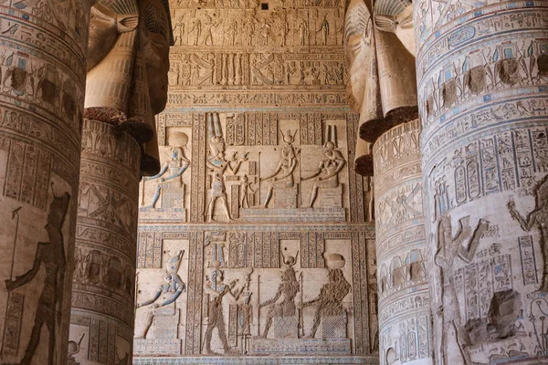 Scène au temple de Denderah, Qena, Egypte — Photo