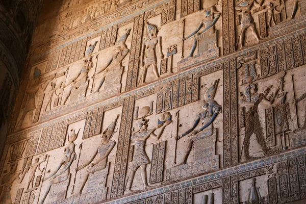 Scène au temple de Denderah, Qena, Egypte — Photo