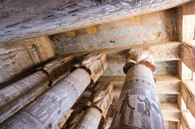 Denderah Tapınağı'ndaki sütunlar, Qena, Mısır