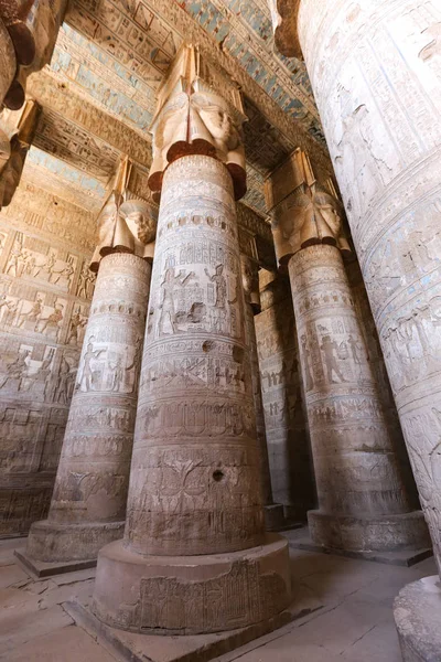 Colonne nel Tempio di Denderah, Qena, Egitto — Foto Stock