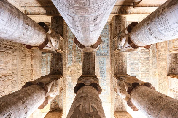Kolonner i Denderah Temple, Qena, Egypten — Stockfoto