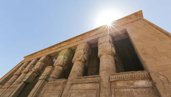 Front świątyni Denderah w Qena, Egipt — Zdjęcie stockowe