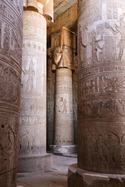 Colonnes dans le temple de Denderah, Qena, Egypte — Photo