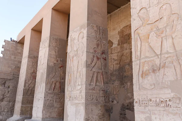 मिस्र के मैडिसन में एबीडोस मंदिर के सामने — स्टॉक फ़ोटो, इमेज