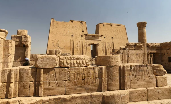 Frente do Templo de Edfu em Edfu, Egito — Fotografia de Stock