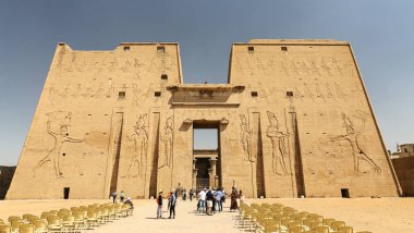Edfu 'daki Edfu Tapınağı 'nın önü, Mısır