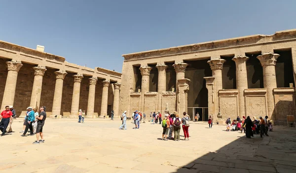 Frente al Templo de Edfu en Edfu, Egipto — Foto de Stock