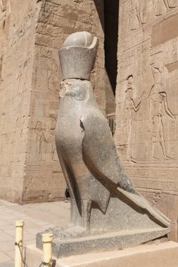Edfu Tapınağı 'nda Horus heykeli, Edfu, Mısır