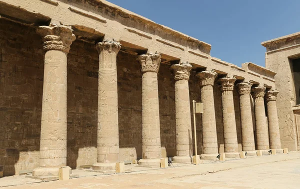 Přední strana Edfského chrámu v Edfu, Egypt — Stock fotografie
