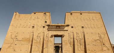 Edfu 'daki Edfu Tapınağı 'nın önü, Mısır