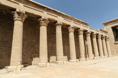 Edfu 'daki Edfu Tapınağı 'nın önü, Mısır