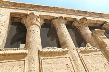 Edfu 'daki Edfu Tapınağı 'nın önü, Mısır
