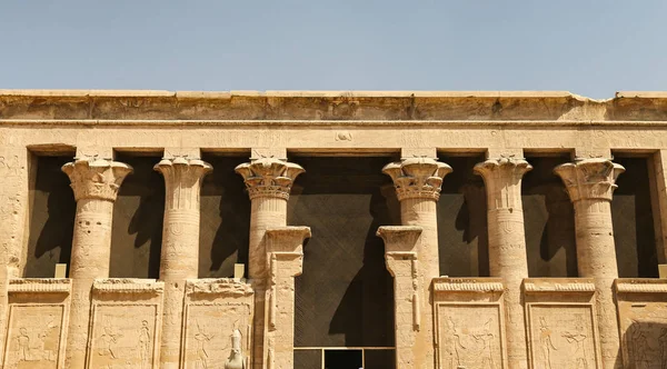 Vorderseite des edfu Tempels in edfu, Ägypten — Stockfoto