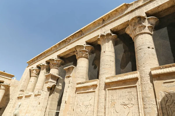 Přední strana Edfského chrámu v Edfu, Egypt — Stock fotografie