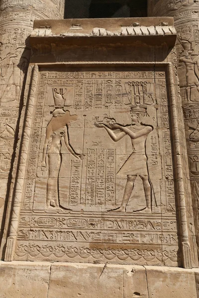 Escena del templo de Edfu en Edfu, Egipto —  Fotos de Stock