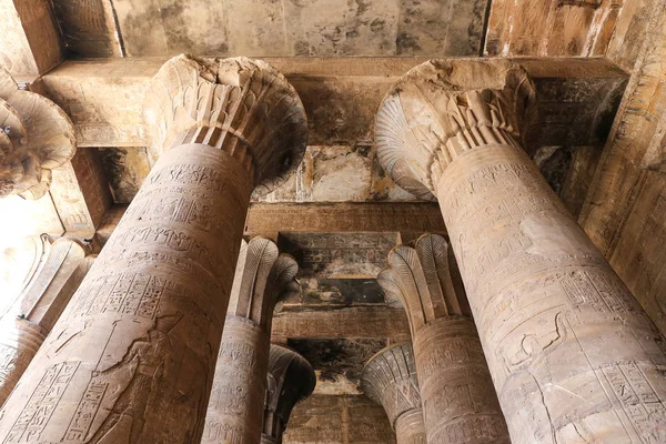 Kolommen in Edfu Temple, Edfu, Egypte — Stockfoto