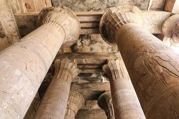 Säulen im edfu-Tempel, edfu, ägypten — Stockfoto