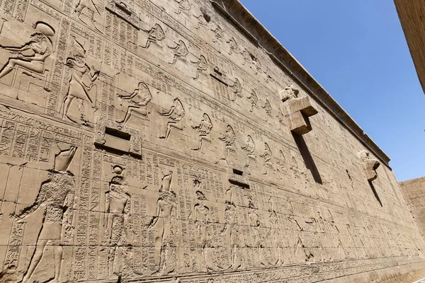 Escena del templo de Edfu en Edfu, Egipto —  Fotos de Stock