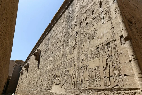 Escena del templo de Edfu en Edfu, Egipto —  Fotos de Stock