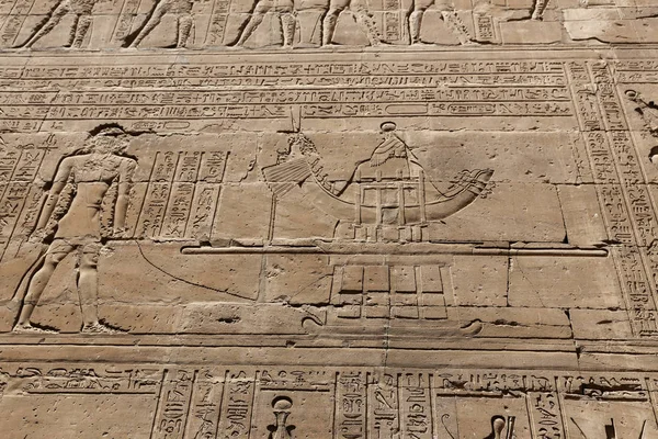 Escena del templo de Edfu en Edfu, Egipto —  Fotos de Stock