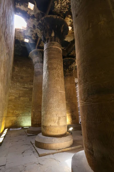 Columnas en el Templo de Edfu, Edfu, Egipto —  Fotos de Stock