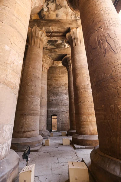 Säulen im edfu-Tempel, edfu, ägypten — Stockfoto