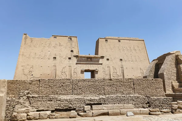 Vorderseite des edfu Tempels in edfu, Ägypten — Stockfoto