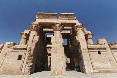 Aswan, Mısır 'daki Kom Ombo Tapınağı 'nın önü