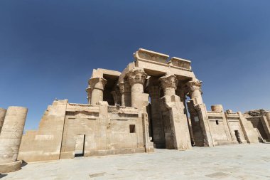 Aswan, Mısır 'daki Kom Ombo Tapınağı 'nın önü