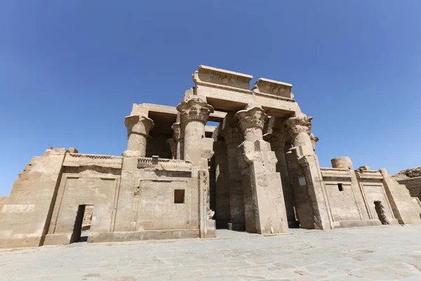 Frente al Templo de Kom Ombo en Asuán, Egipto —  Fotos de Stock