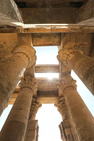 Sloup v chrámu Kom Ombo, Aswan, Egypt — Stock fotografie